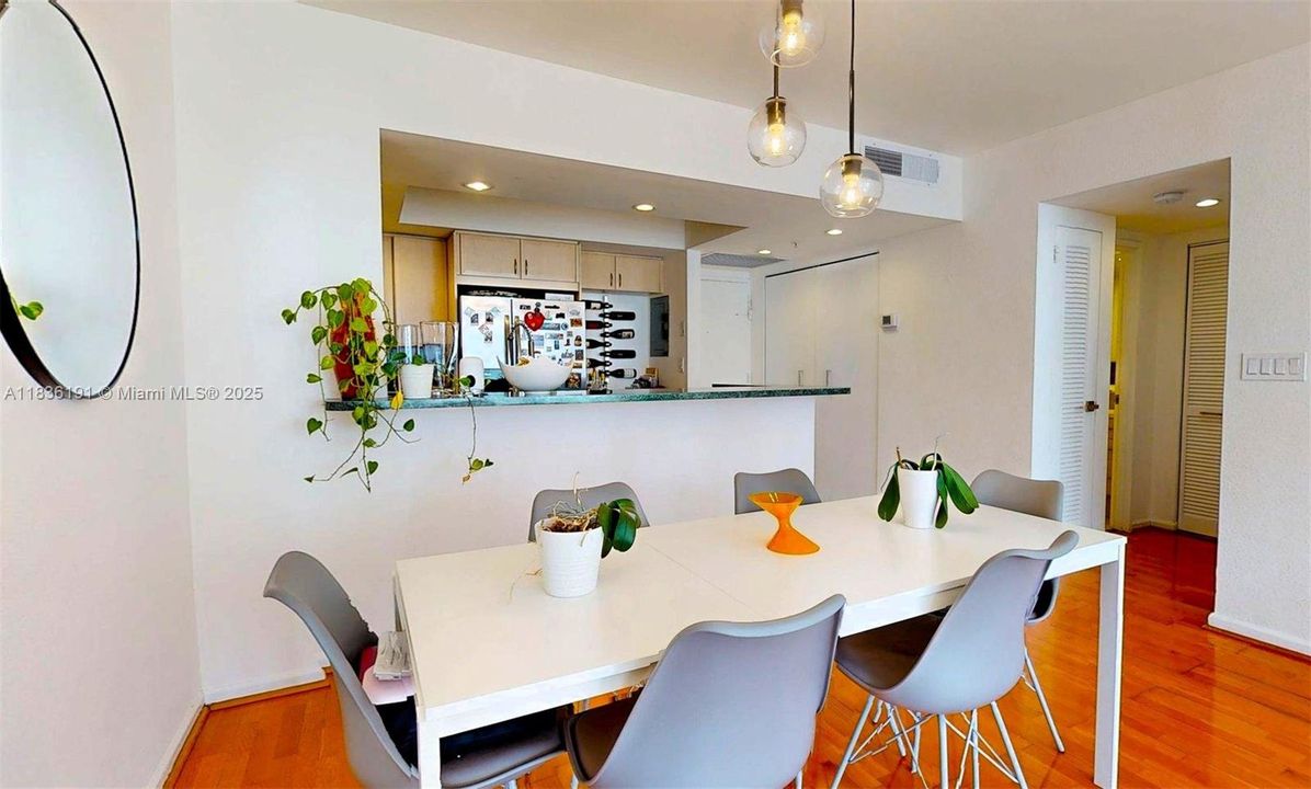 For Sale: $448,000 (1 beds, 1 baths, 930 Square Feet)