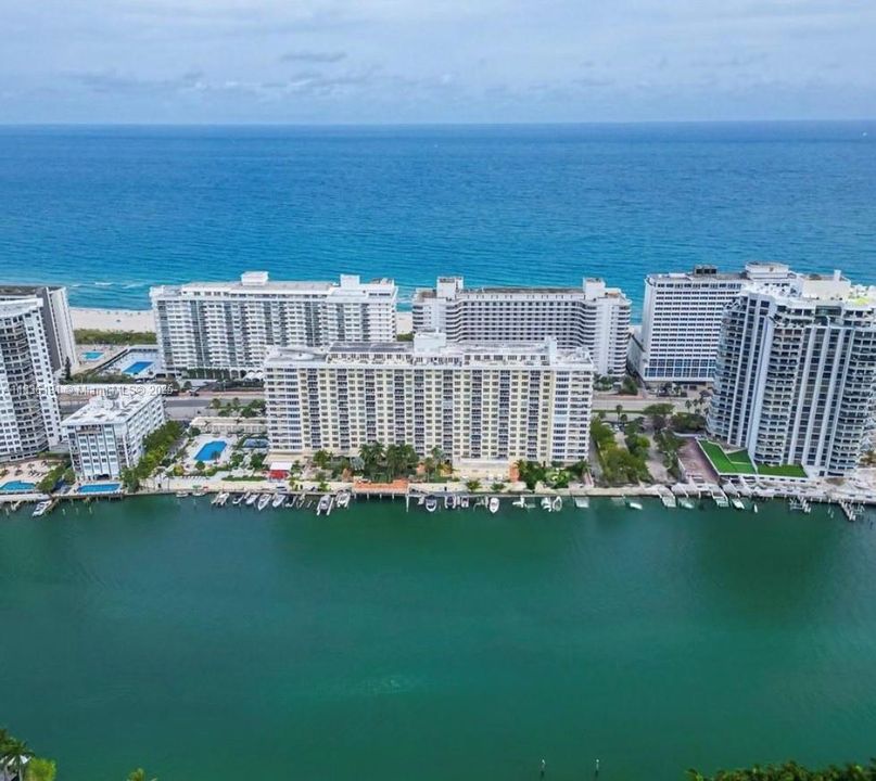 For Sale: $448,000 (1 beds, 1 baths, 930 Square Feet)