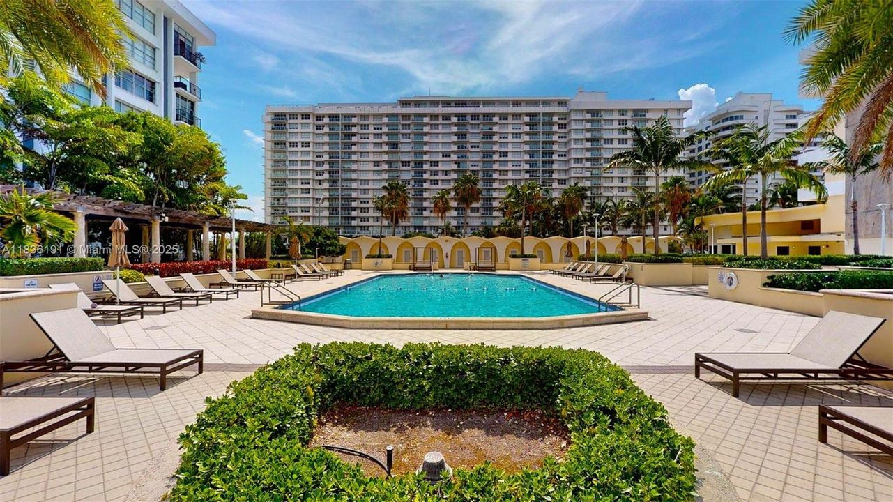 For Sale: $448,000 (1 beds, 1 baths, 930 Square Feet)