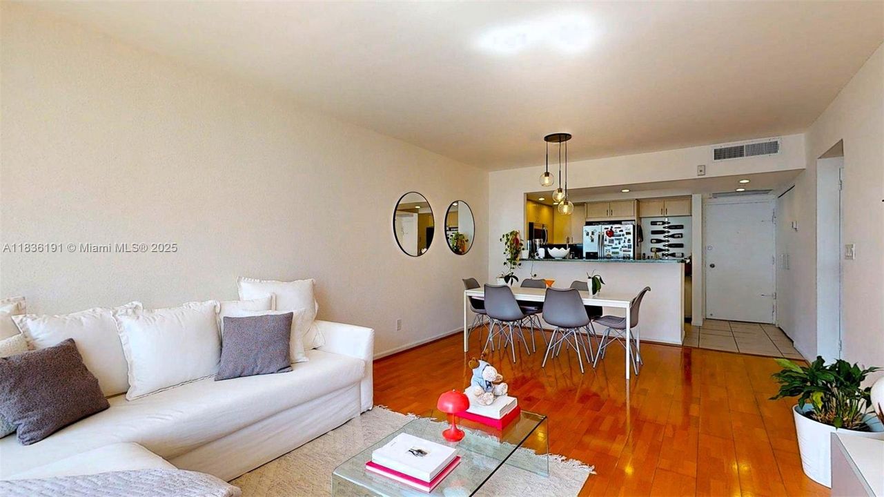 For Sale: $448,000 (1 beds, 1 baths, 930 Square Feet)