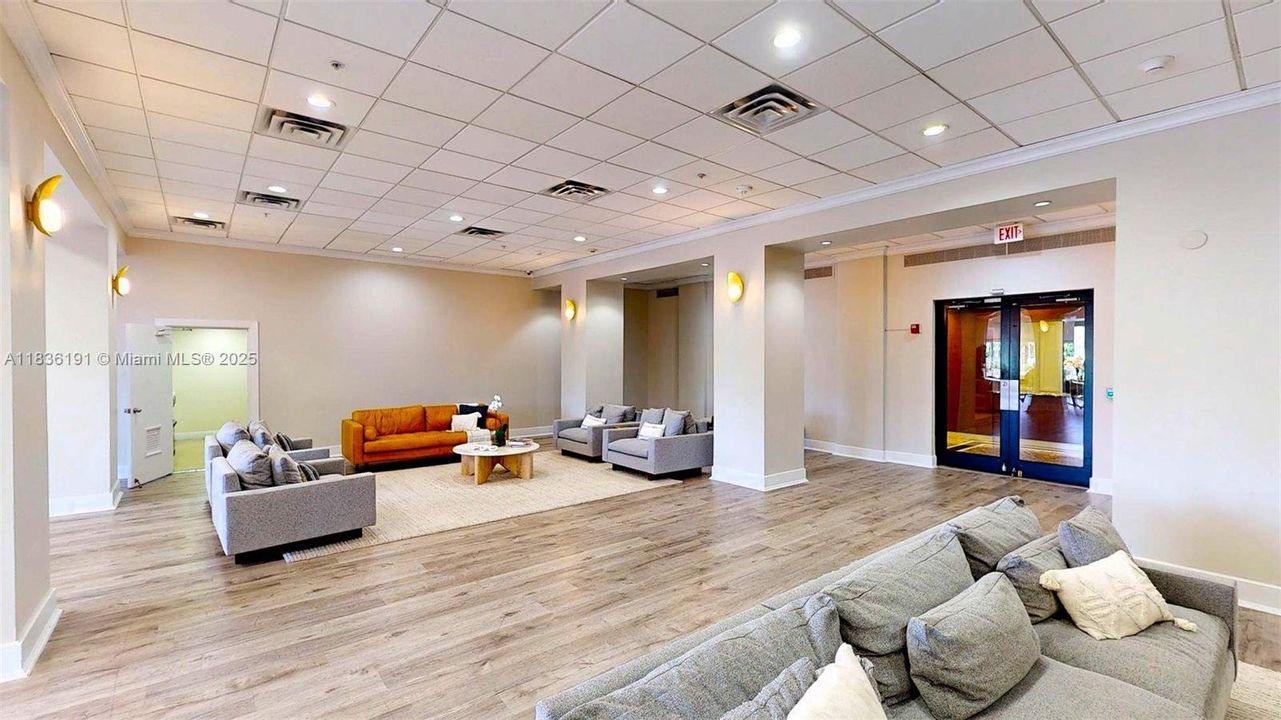 For Sale: $448,000 (1 beds, 1 baths, 930 Square Feet)