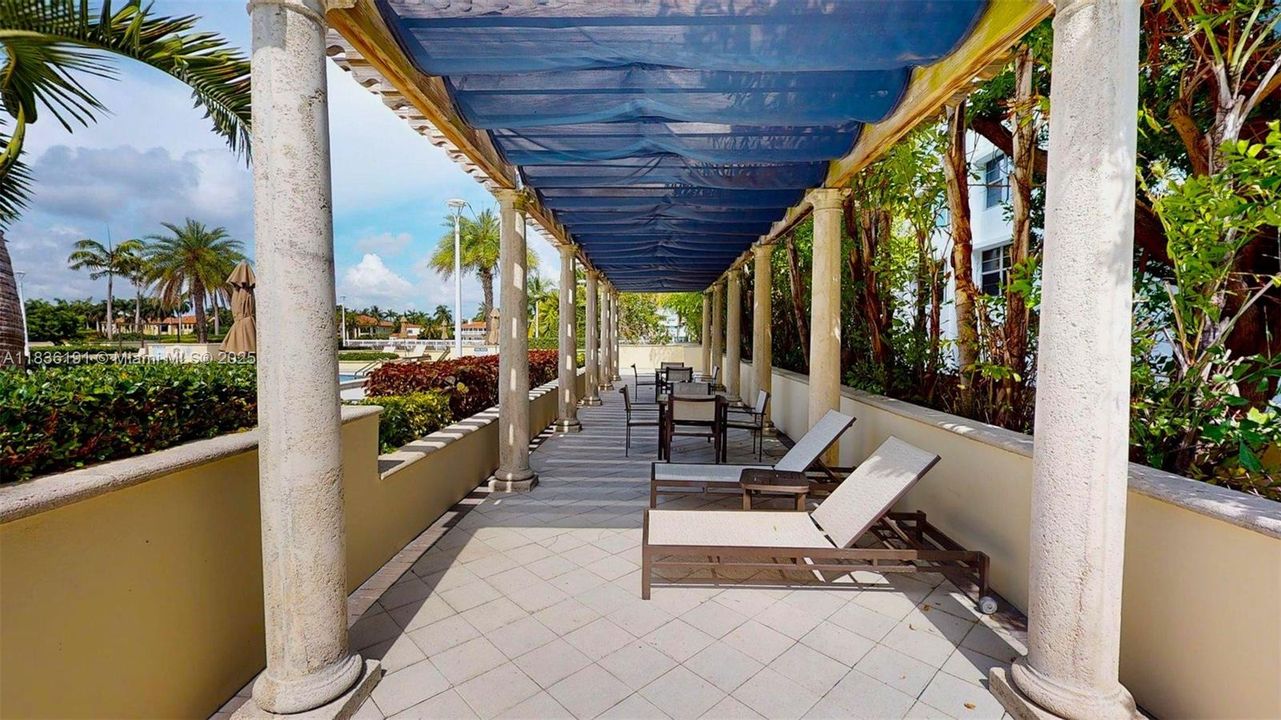 For Sale: $448,000 (1 beds, 1 baths, 930 Square Feet)