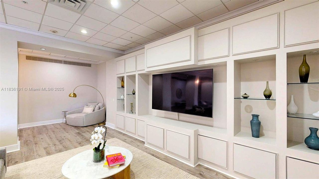 For Sale: $448,000 (1 beds, 1 baths, 930 Square Feet)