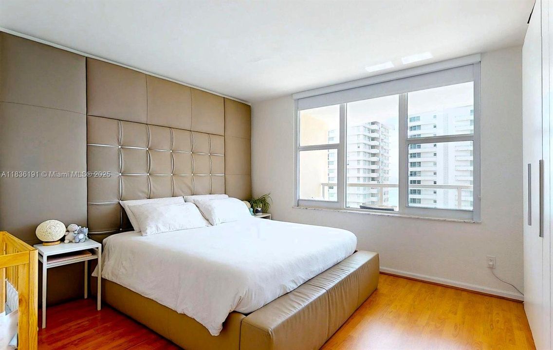 For Sale: $448,000 (1 beds, 1 baths, 930 Square Feet)