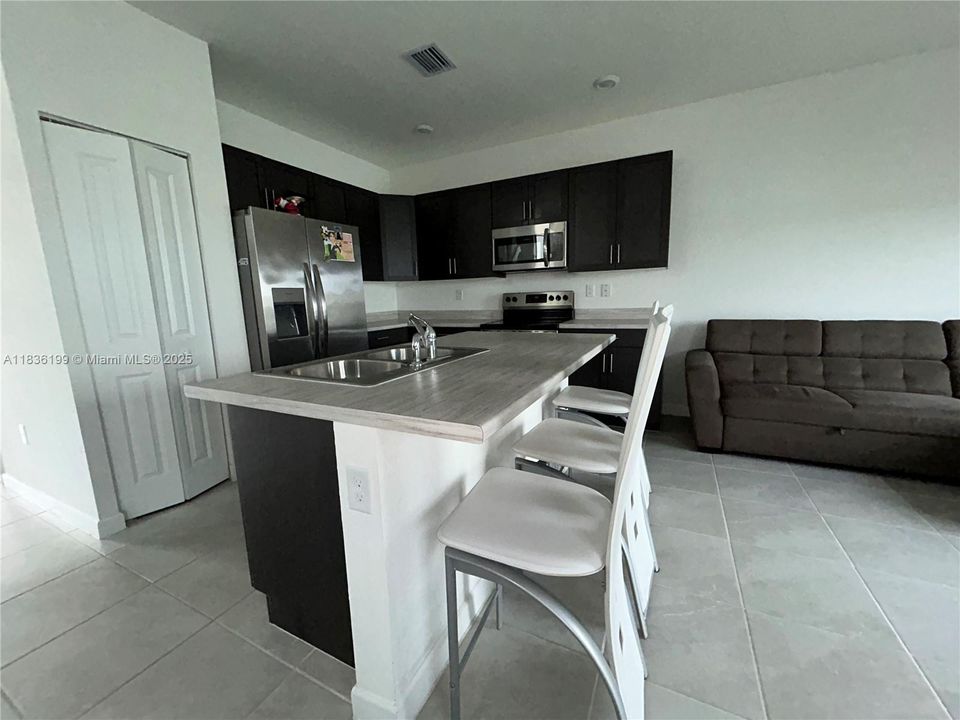 На продажу: $480,000 (3 спален, 2 ванн, 1832 Квадратных фут)