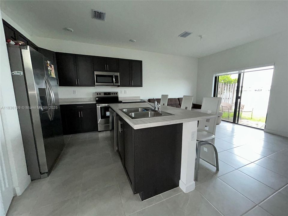 На продажу: $480,000 (3 спален, 2 ванн, 1832 Квадратных фут)