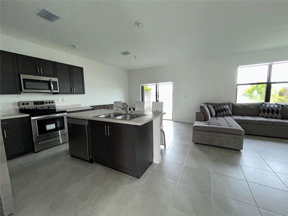 На продажу: $480,000 (3 спален, 2 ванн, 1832 Квадратных фут)