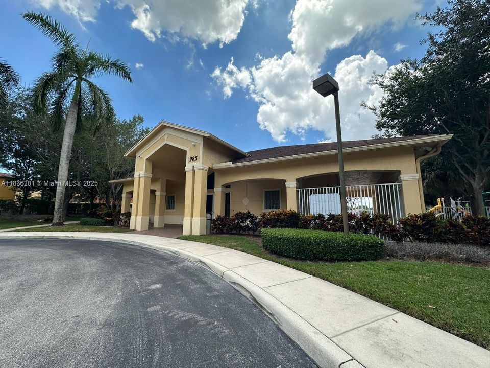 Vendido Recientemente: $459,900 (3 camas, 2 baños, 1842 Pies cuadrados)