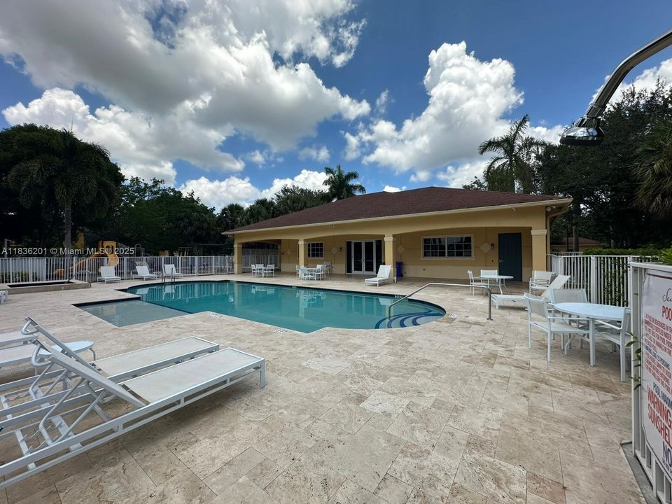 Vendido Recientemente: $459,900 (3 camas, 2 baños, 1842 Pies cuadrados)