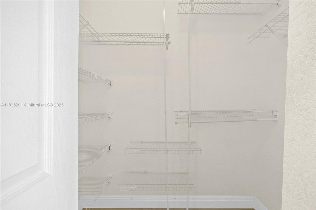 Vendido Recientemente: $459,900 (3 camas, 2 baños, 1842 Pies cuadrados)