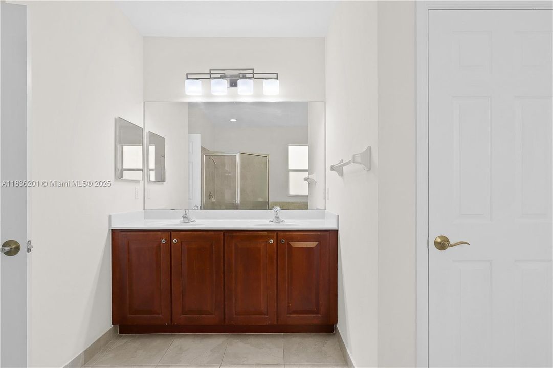 Vendido Recientemente: $459,900 (3 camas, 2 baños, 1842 Pies cuadrados)