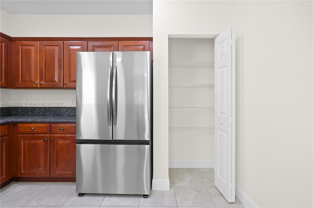 Vendido Recientemente: $459,900 (3 camas, 2 baños, 1842 Pies cuadrados)