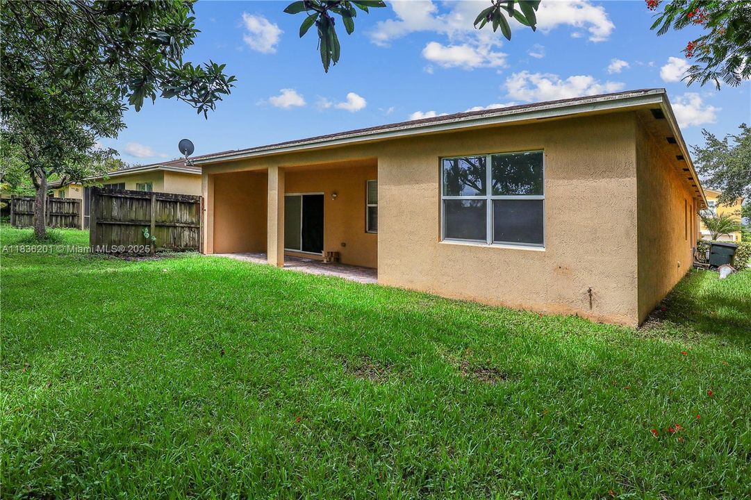 Vendido Recientemente: $459,900 (3 camas, 2 baños, 1842 Pies cuadrados)