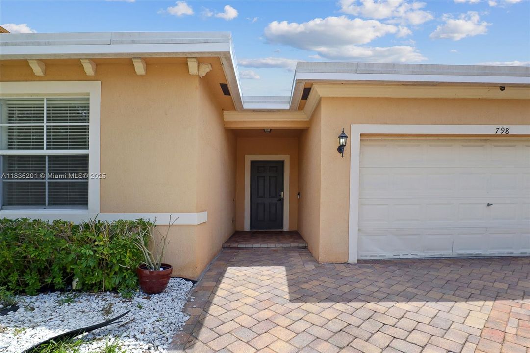 Vendido Recientemente: $459,900 (3 camas, 2 baños, 1842 Pies cuadrados)