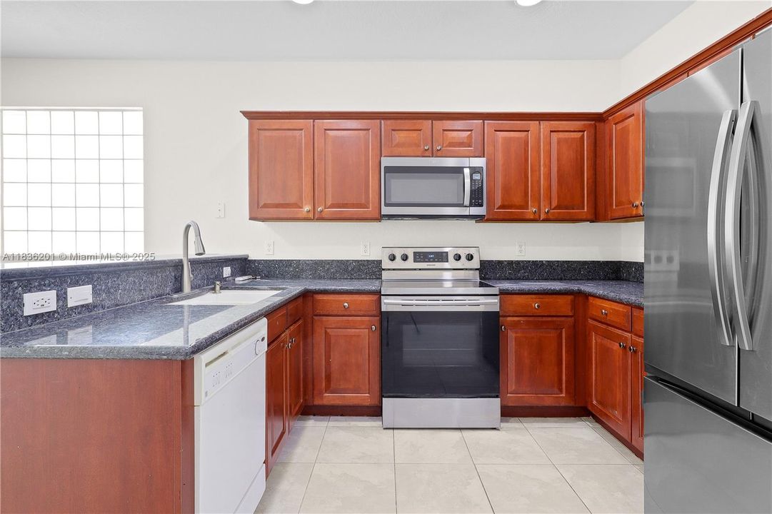 Vendido Recientemente: $459,900 (3 camas, 2 baños, 1842 Pies cuadrados)