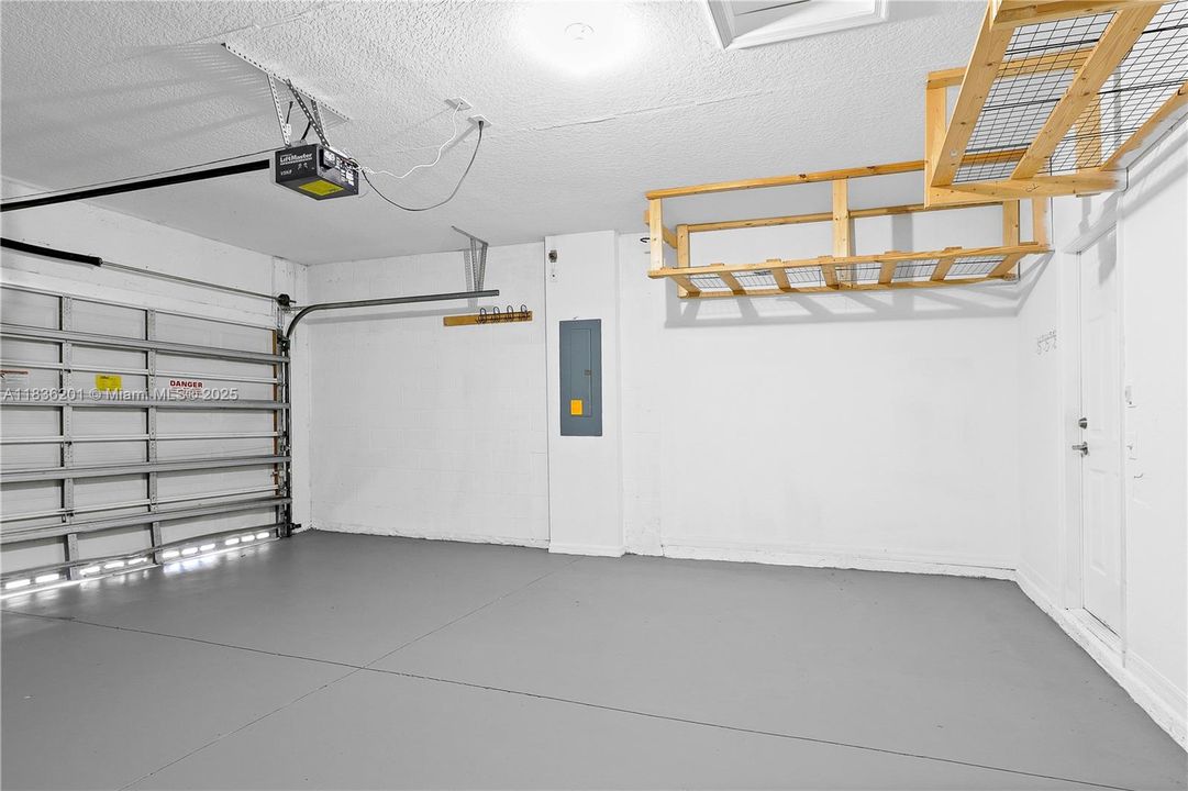 Vendido Recientemente: $459,900 (3 camas, 2 baños, 1842 Pies cuadrados)