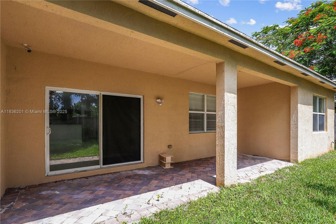 Vendido Recientemente: $459,900 (3 camas, 2 baños, 1842 Pies cuadrados)