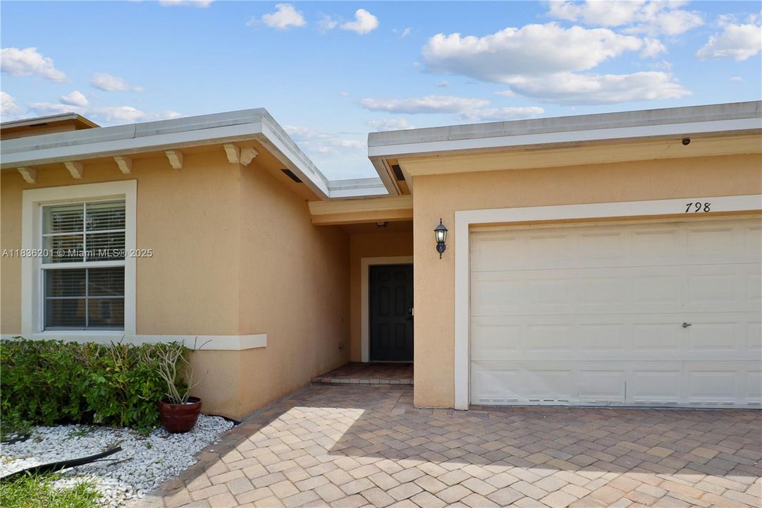 Vendido Recientemente: $459,900 (3 camas, 2 baños, 1842 Pies cuadrados)