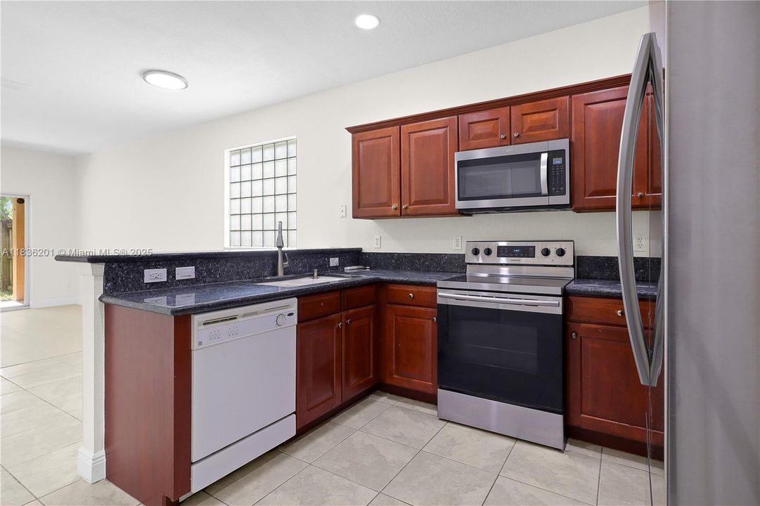 Vendido Recientemente: $459,900 (3 camas, 2 baños, 1842 Pies cuadrados)