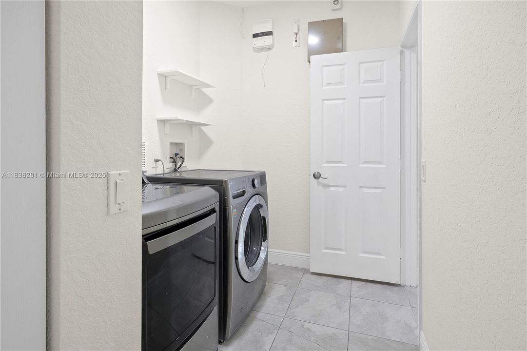 Vendido Recientemente: $459,900 (3 camas, 2 baños, 1842 Pies cuadrados)