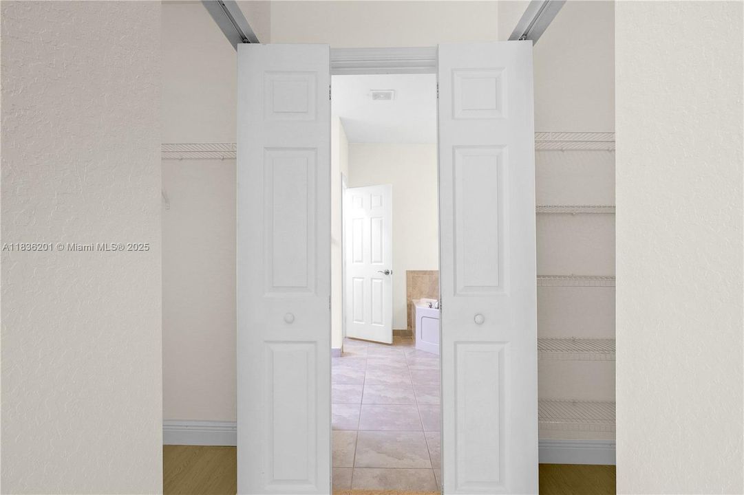 Vendido Recientemente: $459,900 (3 camas, 2 baños, 1842 Pies cuadrados)