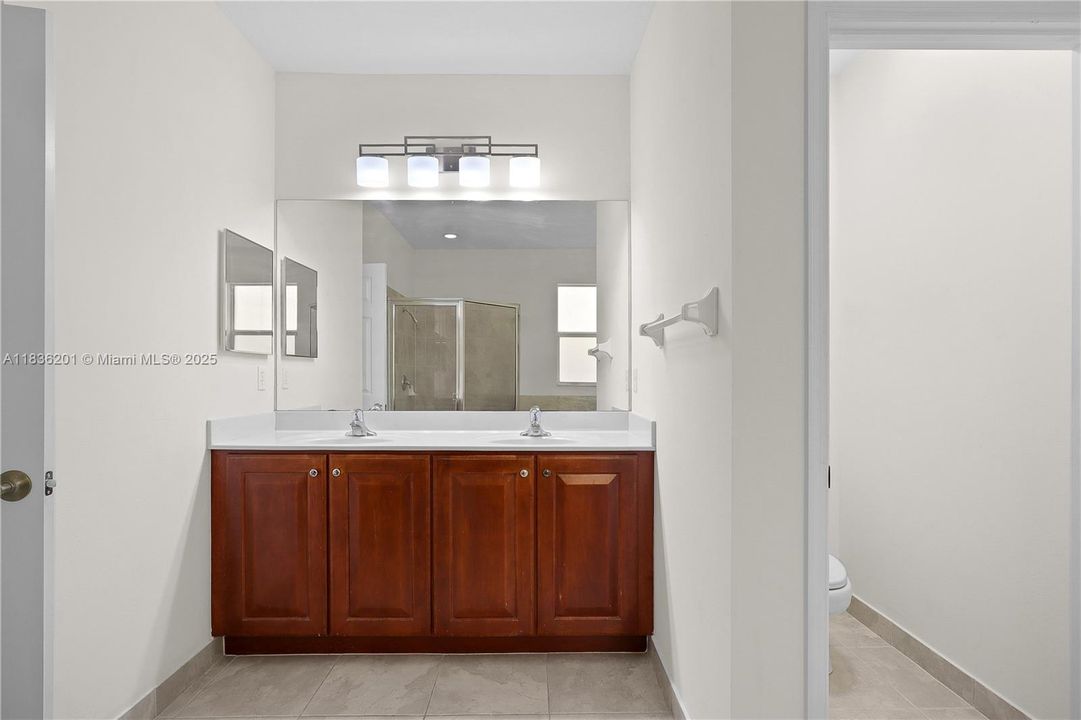 Vendido Recientemente: $459,900 (3 camas, 2 baños, 1842 Pies cuadrados)