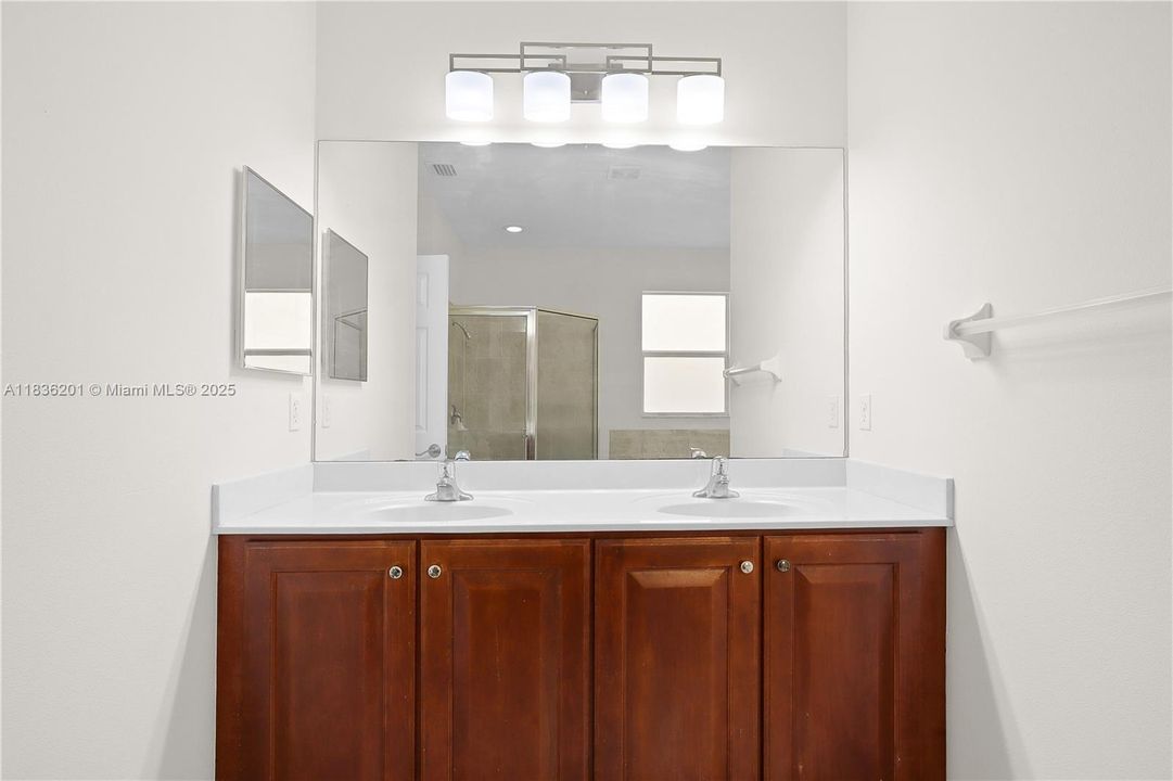 Vendido Recientemente: $459,900 (3 camas, 2 baños, 1842 Pies cuadrados)