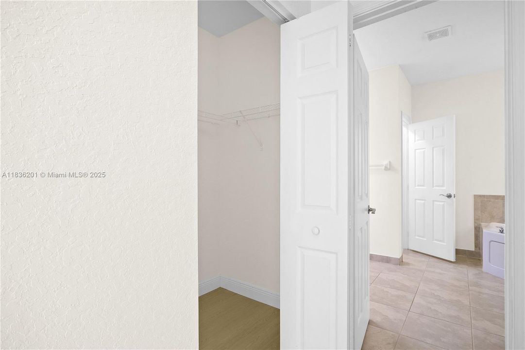 Vendido Recientemente: $459,900 (3 camas, 2 baños, 1842 Pies cuadrados)