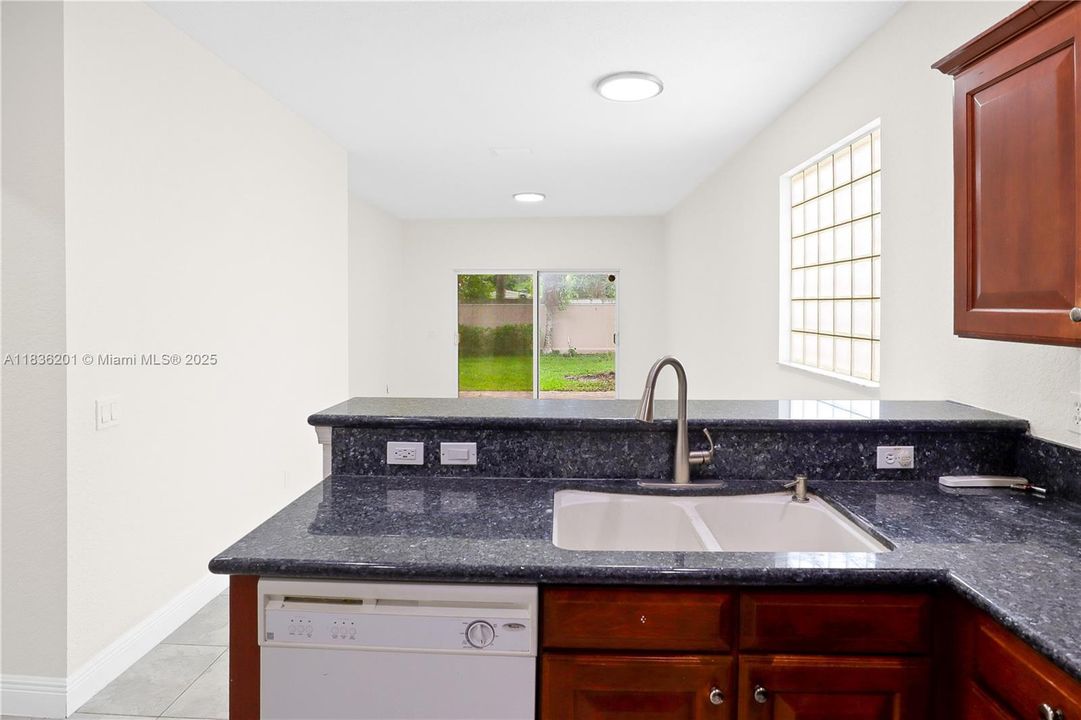 Vendido Recientemente: $459,900 (3 camas, 2 baños, 1842 Pies cuadrados)