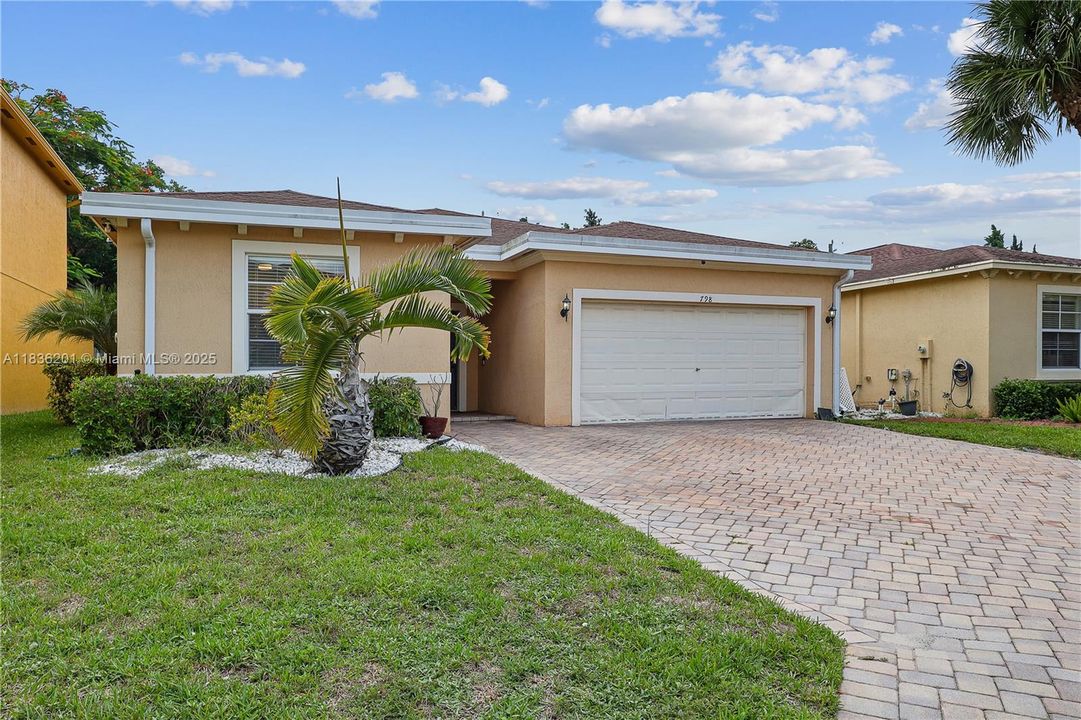 Vendido Recientemente: $459,900 (3 camas, 2 baños, 1842 Pies cuadrados)