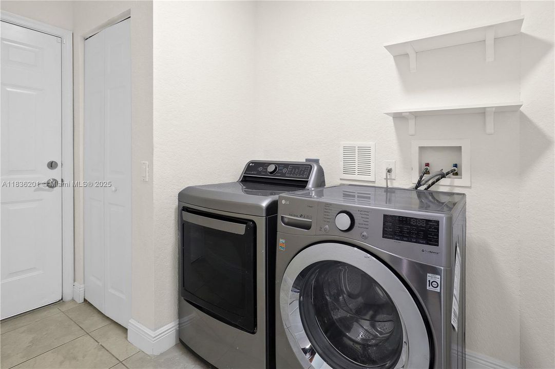 Vendido Recientemente: $459,900 (3 camas, 2 baños, 1842 Pies cuadrados)