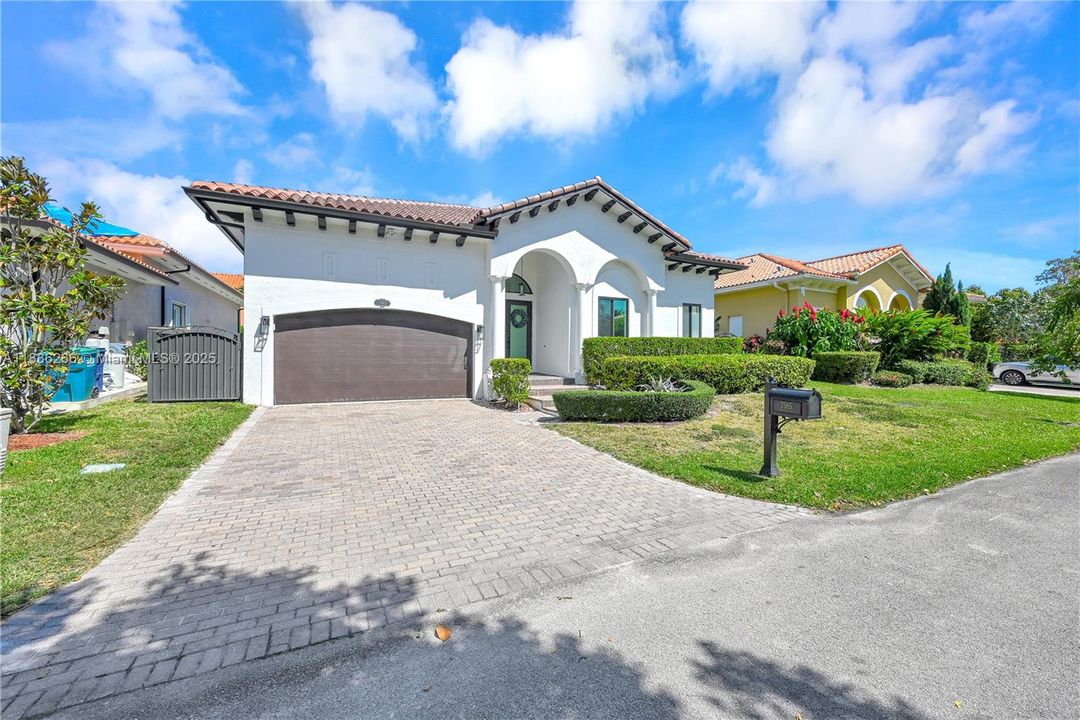 For Sale: $965,000 (4 beds, 3 baths, 2723 Square Feet)