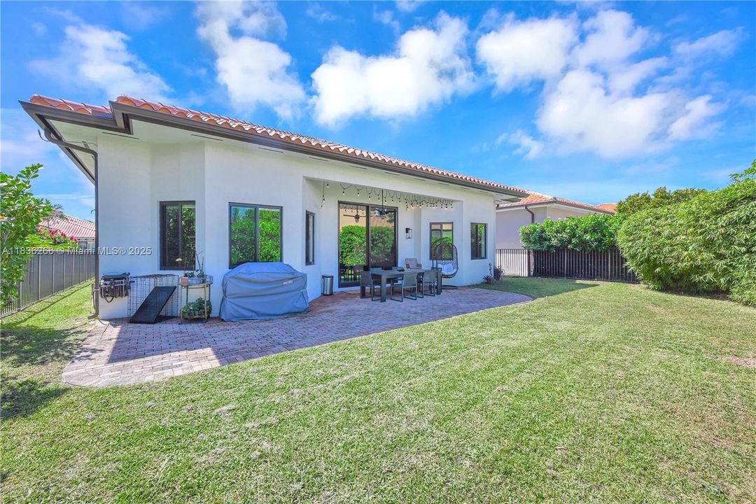 For Sale: $965,000 (4 beds, 3 baths, 2723 Square Feet)