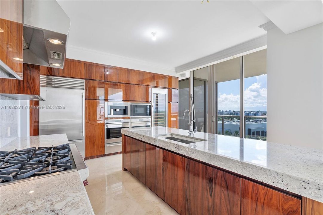 На продажу: $7,000,000 (3 спален, 3 ванн, 2839 Квадратных фут)