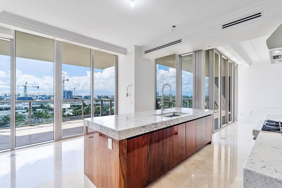 На продажу: $7,000,000 (3 спален, 3 ванн, 2839 Квадратных фут)