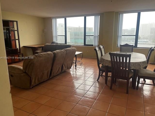 En Venta: $350,000 (2 camas, 2 baños, 1370 Pies cuadrados)