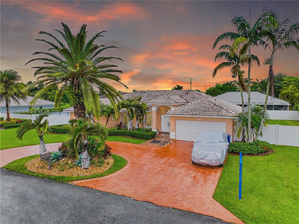 На продажу: $699,900 (4 спален, 2 ванн, 2279 Квадратных фут)