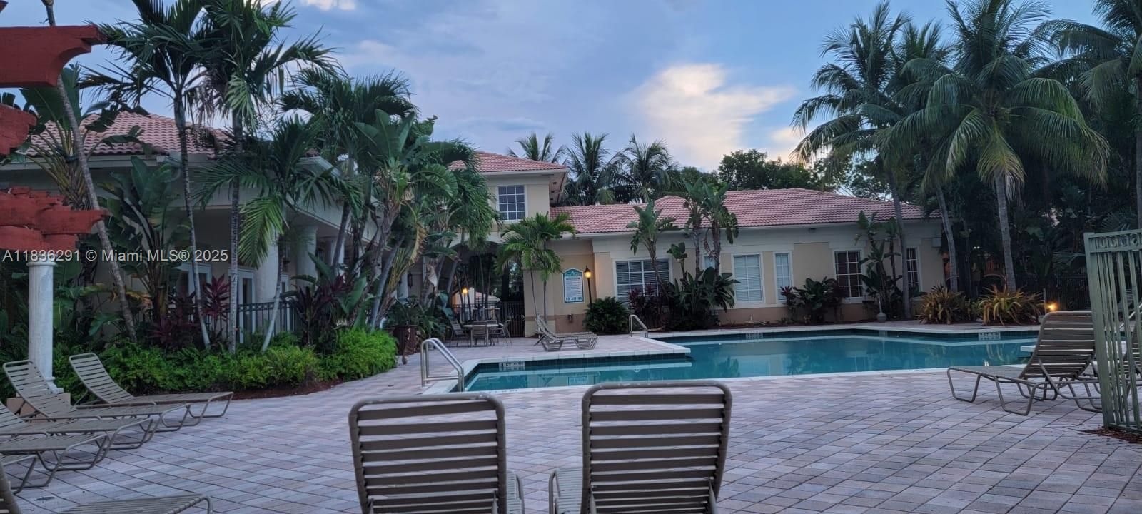 Недавно продано: $285,000 (1 спален, 1 ванн, 850 Квадратных фут)