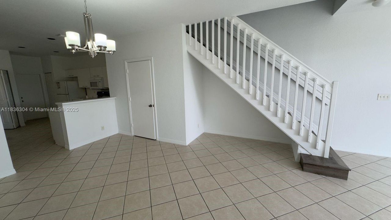 Activo con contrato: $550,000 (3 camas, 2 baños, 1461 Pies cuadrados)