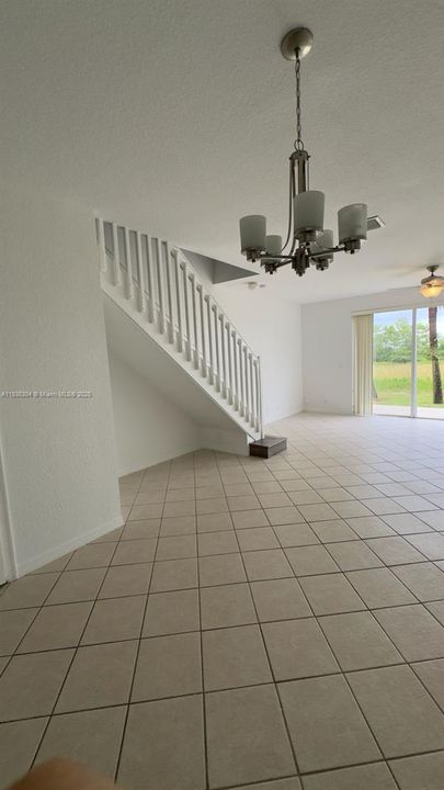 Activo con contrato: $550,000 (3 camas, 2 baños, 1461 Pies cuadrados)