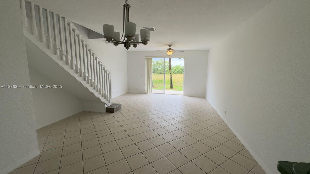 Activo con contrato: $550,000 (3 camas, 2 baños, 1461 Pies cuadrados)