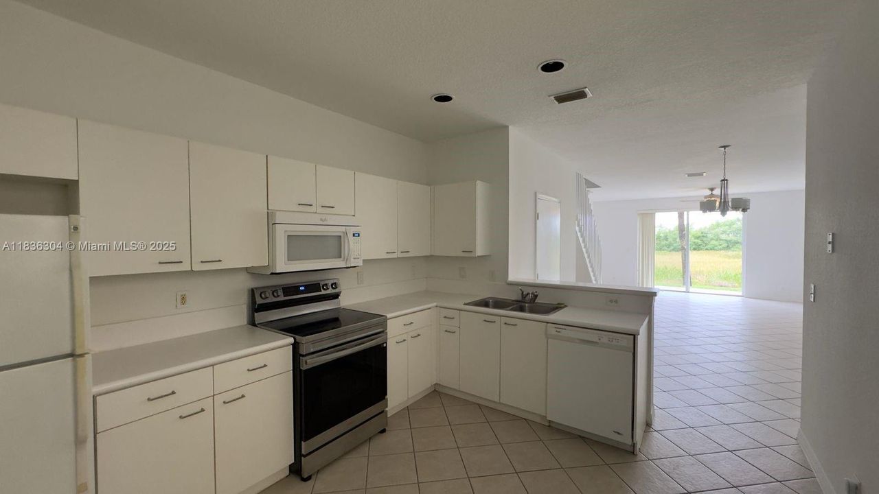 Activo con contrato: $550,000 (3 camas, 2 baños, 1461 Pies cuadrados)