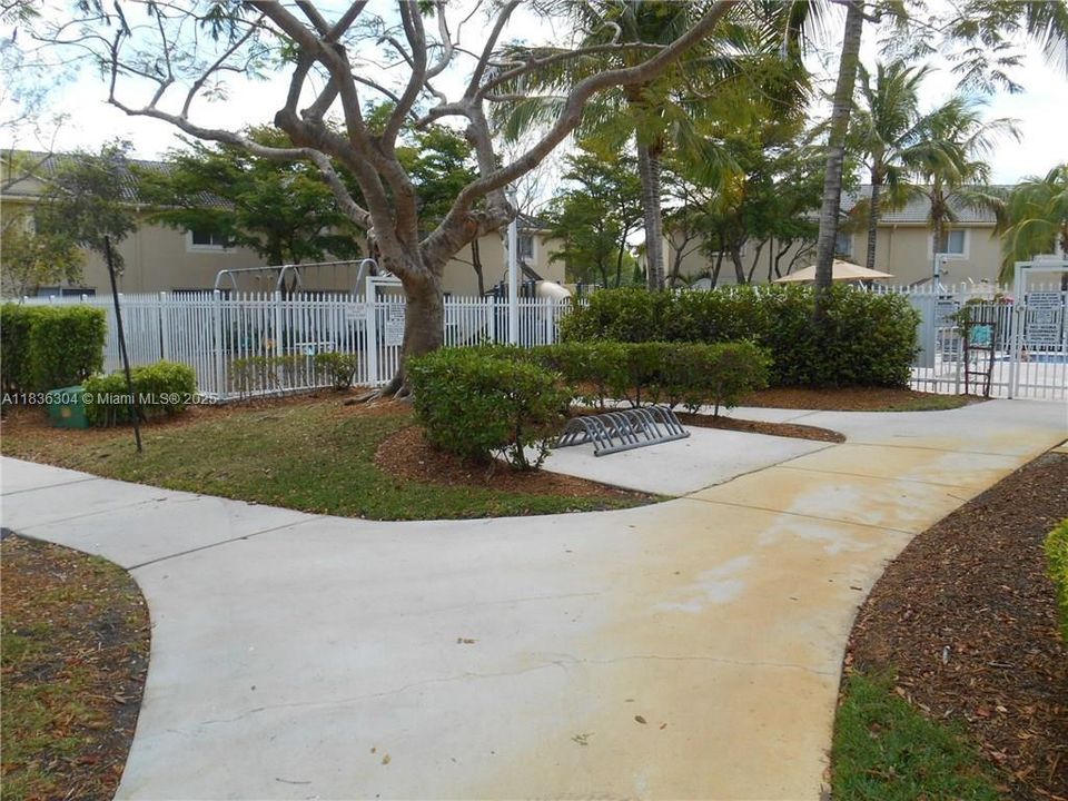 Activo con contrato: $550,000 (3 camas, 2 baños, 1461 Pies cuadrados)