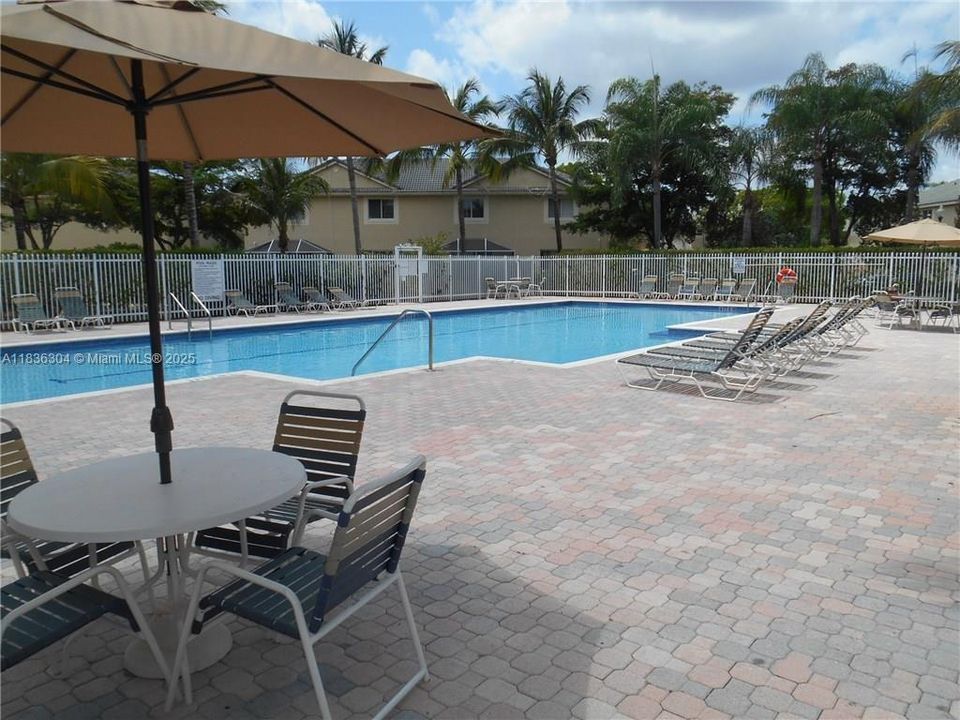 Activo con contrato: $550,000 (3 camas, 2 baños, 1461 Pies cuadrados)