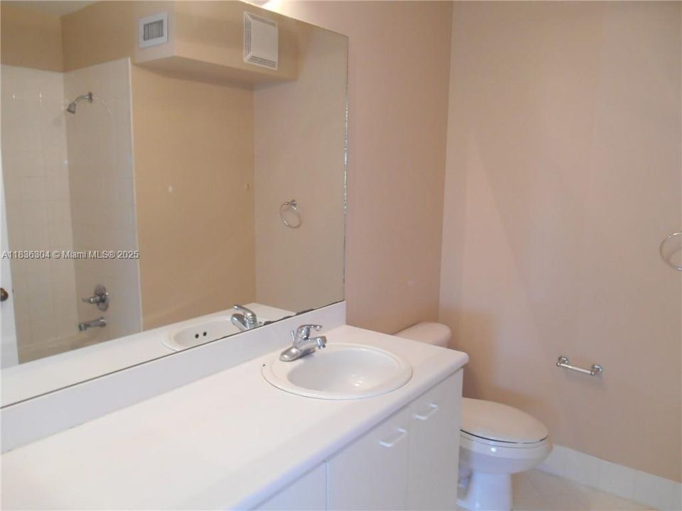 Activo con contrato: $550,000 (3 camas, 2 baños, 1461 Pies cuadrados)