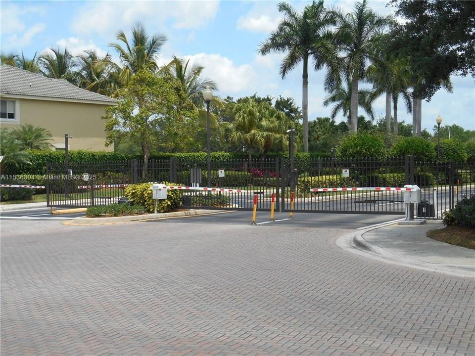 Activo con contrato: $550,000 (3 camas, 2 baños, 1461 Pies cuadrados)