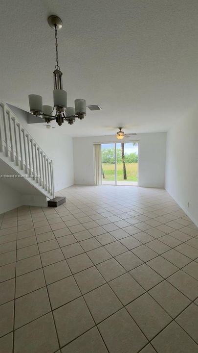 Activo con contrato: $550,000 (3 camas, 2 baños, 1461 Pies cuadrados)