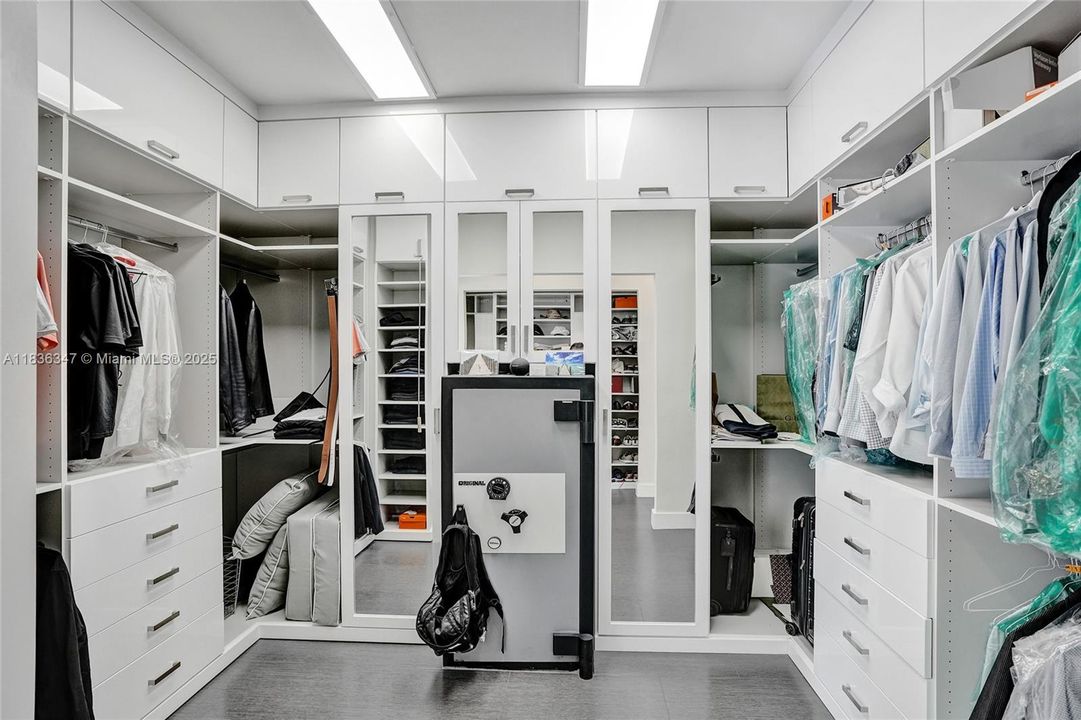 Недавно продано: $5,175,000 (4 спален, 5 ванн, 3736 Квадратных фут)