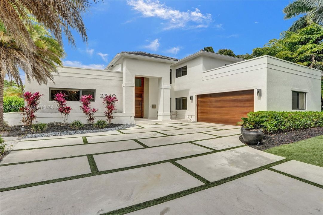 Недавно продано: $5,175,000 (4 спален, 5 ванн, 3736 Квадратных фут)