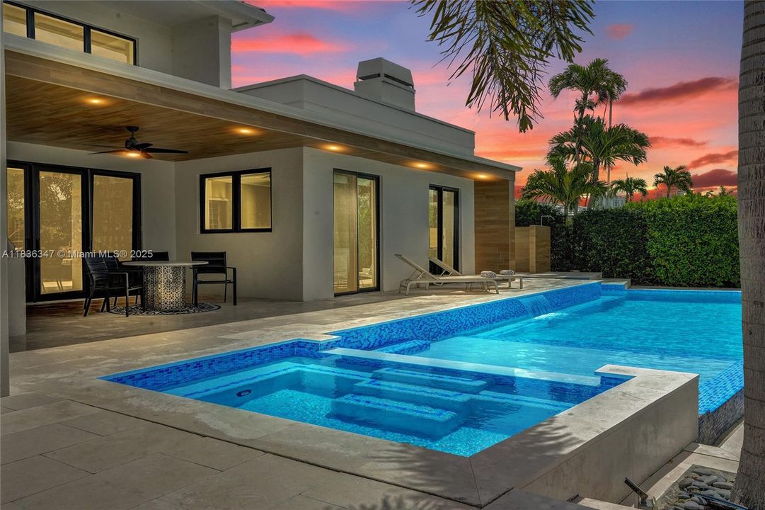 Недавно продано: $5,175,000 (4 спален, 5 ванн, 3736 Квадратных фут)